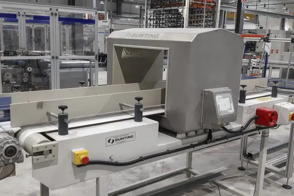 Détecteur de métaux meTRON 07 CI installé dans une usine de fabrication de serviettes en papier